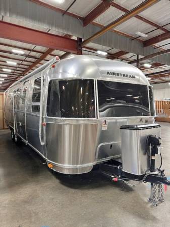 2021 Airstream Flying Cloud 30 Bunk Queen  Travel Trailer Trailer 1