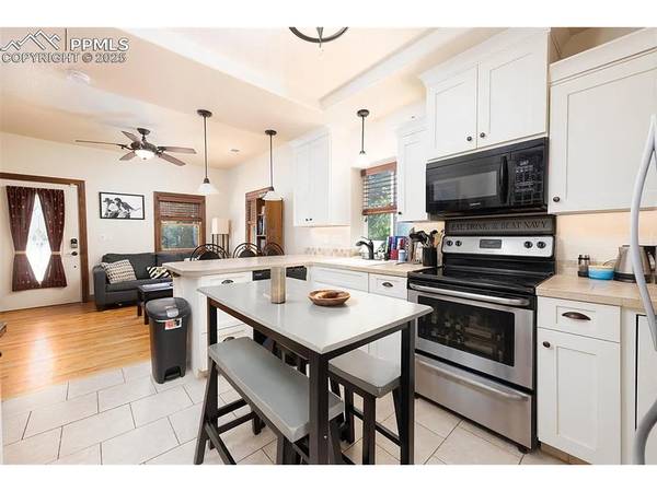 $1,840 / 2br - 1050ft2 - 2Br/2Bth w/Pikes Peak Views near DT & Trails (Colorado Springs =| Pikes Peak, Old Colorado City & Trails)63687136724867120