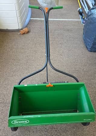 Scott's seed / fertilizer spreader 1