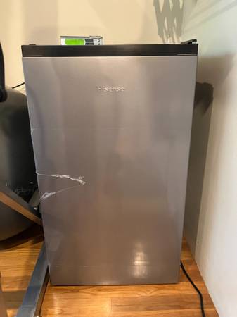 Mini refrigerator w/ freezer area, 4.4 cu ft., barely used 1