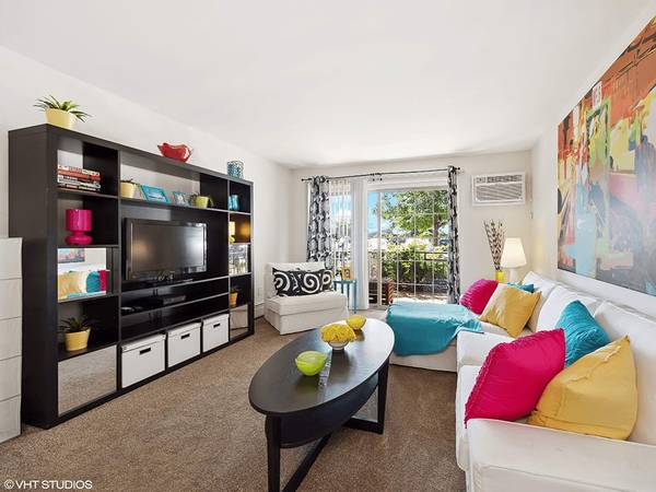 $1,179 / 1br - 650ft2 - Out with the old, in with the new.. and a stunning view (Close to AMC Movie Theatre!)63974474464130124