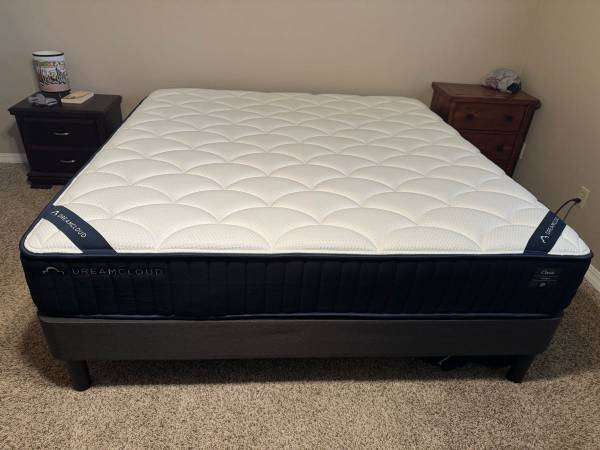 Like New Dreamcloud Classic Hybrid King Mattress 1