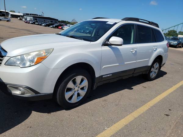 2011 Subaru Outback 2.5i Premium AWD 4cyl 1 owner FINANCING OPTIONS! 1