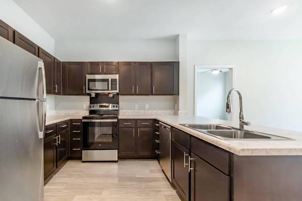 $1,000 / 2br - 1027ft2 - Picnic Area with Barbecue, Elevator, High-speed Internet Access (Henderson TX)64037560096898123