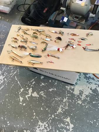 Huge assortment of fishing plugs / lures & assaries 1