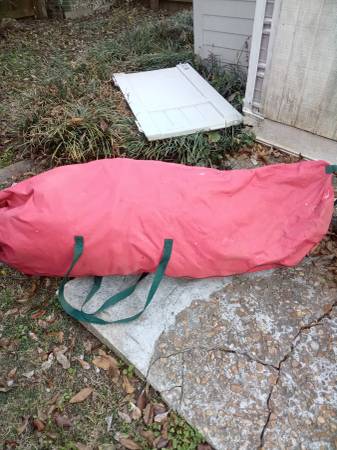 7-foot tall Christmas tree - $25 (Raleigh/Bartlett)62925970310915122