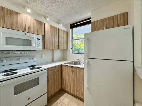 $189,000 / 1br - Charming 1Bed/1Bath with private terrace, parking, pool and gym (North Bay Village)64002015848066124