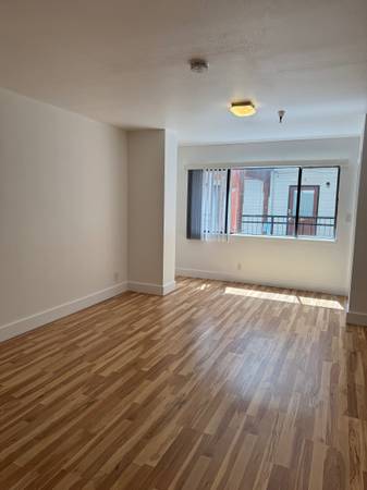 $975 / 420ft2 - Great price on studio available now (Downtown Portland)63831463962115121