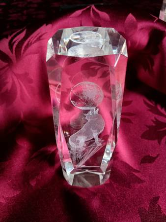 Wolf Laser Etched Glass Cube Paperweight 1