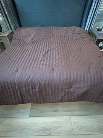 Full-Queen Size Comforter 1