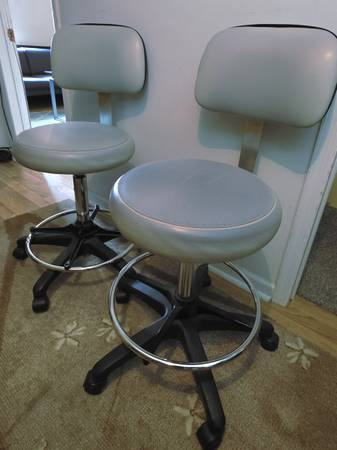 QUALITY ADJUSTABLE AND SWIVEL LEATHER DESK CHAIRS 1