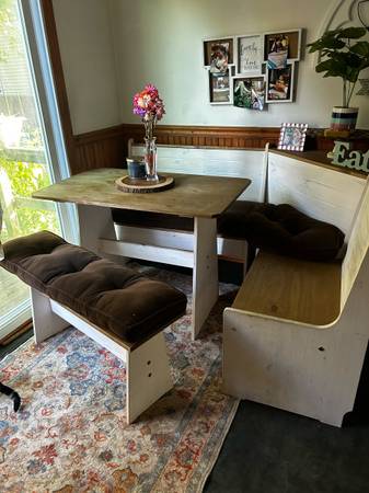 Breakfast nook 1