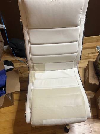 Free rolling office desk chair 1