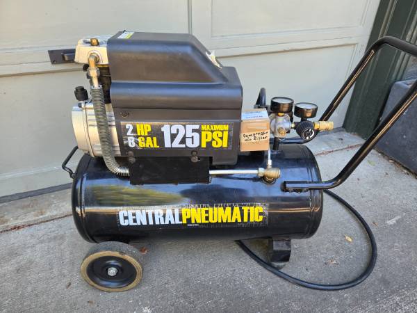 8 gal. Aircompressor 1