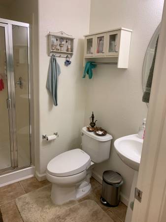 $1,000 / 135ft2 - Habitación amueblada con baño semiprivado (daly city)63867927603715123
