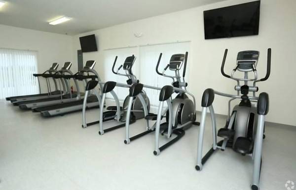 $1,375 / 2br - 960ft2 - First floor apartment (St Clair)63812658493185122