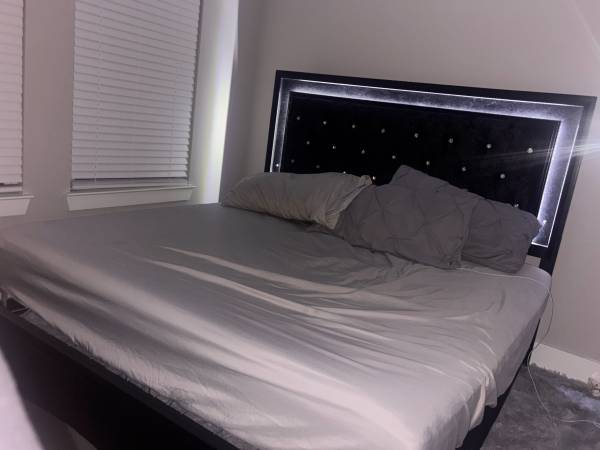 KNG SIZE BED 1
