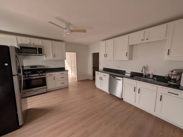 $3,500 / 3br - South Boston 3 Bed/1 Bath Apartment | Near Andrew Station (South Boston)63699525862785121