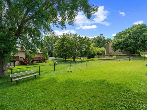 $1,255 / 2br - 920ft2 - Modern Charm + Space You Need = Your New 2BR Home (2260 10th Street, Coralville, IA)63897404928386122