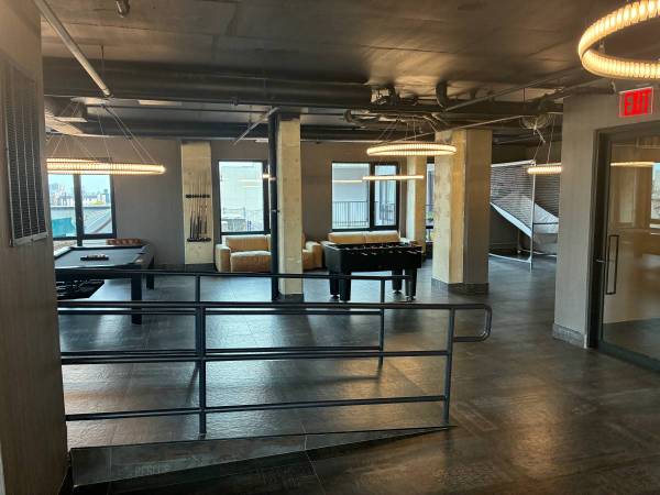 $550 / 1br - COMFORTABLE BED ROOM WITH BATH CLOSET NEAR BUS STOP (Burlingame)63823030107777121