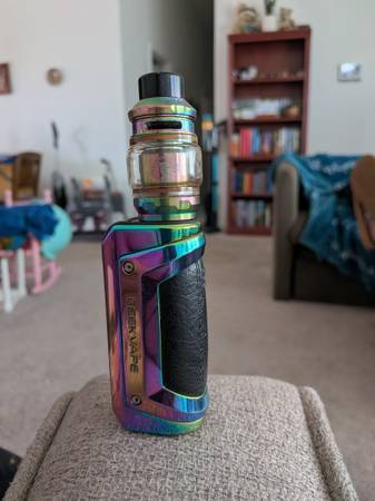 batterie geek vape Geek vape with coils, batteries, and charger. Orig $155