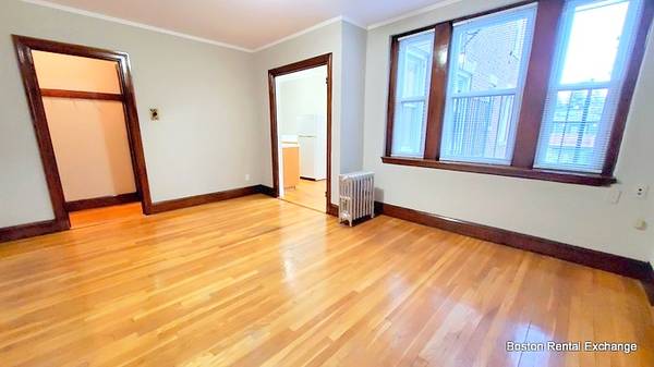 $2,300 ESTUDIO SUNNY Y ESPACIOSO A PASOS DE DAVIS SQUARE! ¡CALEFACCIÓN INCLUIDA! (Somerville - Davis Square)63828556958851121