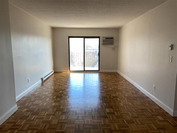 $2,700 / 1br - Moderno 1 dormitorio en la línea roja ** Estacionamiento disponible ** Balcón (Cambridge \ Davis Sq. \ N. Cambridge)63797254279169124
