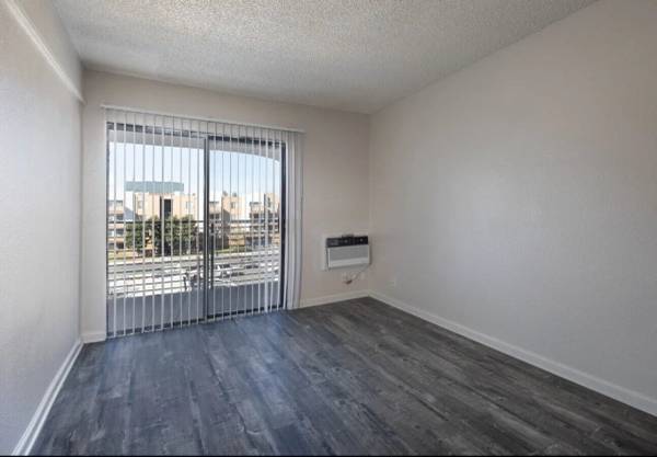 $2,050 / 1br - Laundry Facilities, Patio/Balcony, Elevator (Santa Ana)64035737806849122