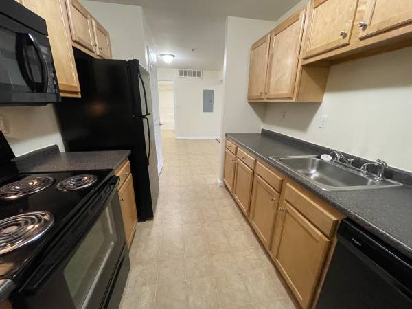 $1,980 / 2br - 853ft2 - Convenient Location---2 BR/2 Bath w/ W/D, Parking-- Pets are Welcome! (Redstone Apts- 50 Sentinel Ct, Manchester)63931519735170124