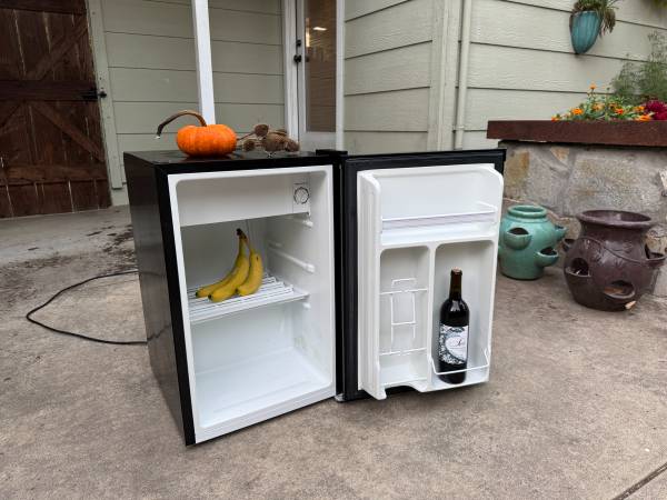 Mini Fridge 1