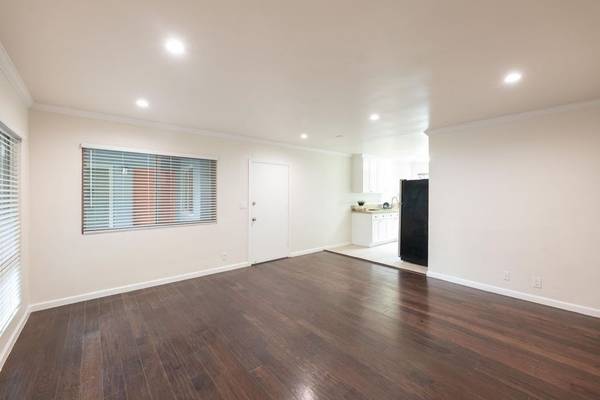 $2,595 / 2br - Laundry On-Site, Tile Shower surround, LED lighting (1222 West 39th Street, Los Angeles, CA)63774528033409120