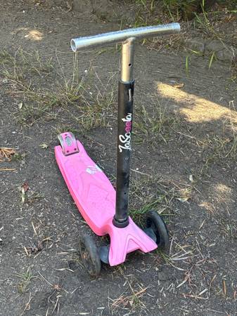 Child Three Wheel Scooter 1