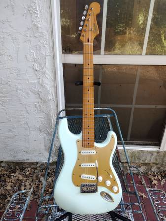 Fender Squire 40th anniversary Vintage Stratocaster Guitar 1