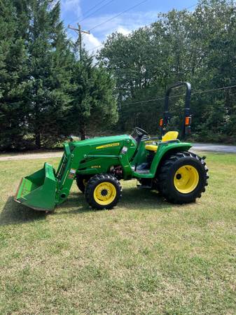 Hohn Deere 3032E Tractor 1