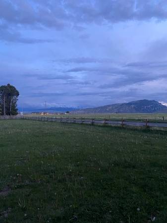 $1,350 / 1br - 0900ft2 - 1 bed 1 bath new barn with loft (Cody)63912637322115122