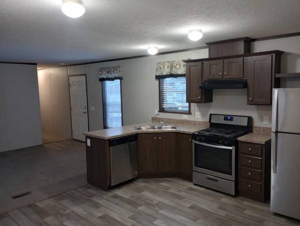 $71,900 / 3br - 3 Bedroom 2 Full Bath!!  Hurry and Apply TODAY!! (#80 2701 Huizenga St Norton Shores, MI)63882239793539120