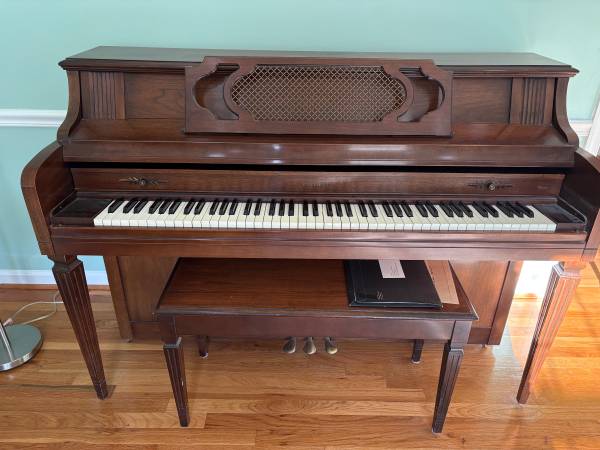 Everett Classic Upright Piano 1