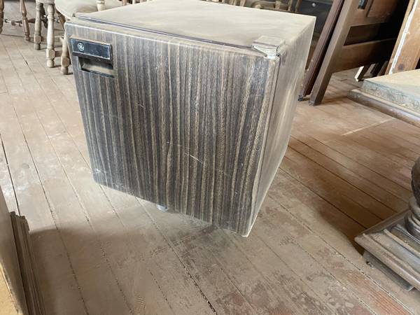 GE MINI FRIDGE 1
