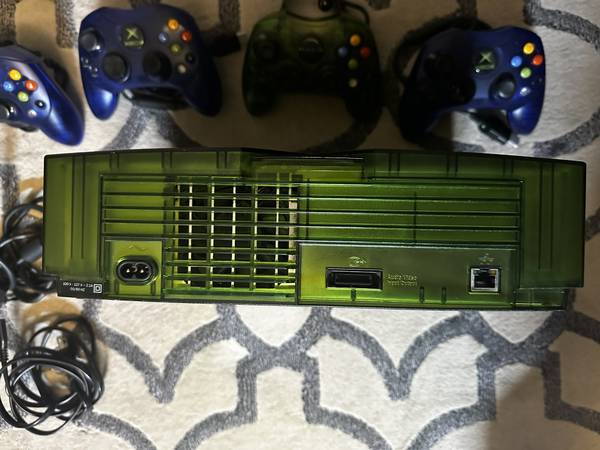 Original Halo Edition Xbox with 4 Controllers and Games - $500 (Medford)63471243972483122