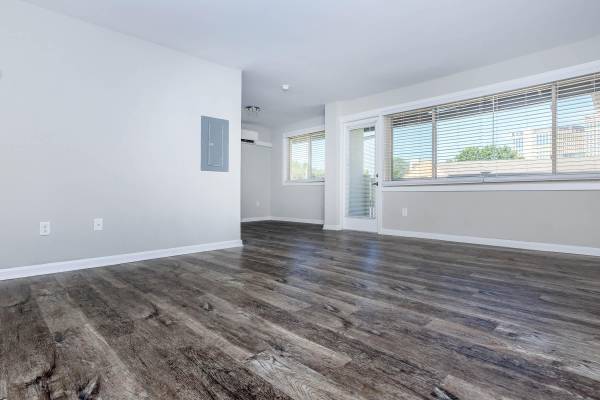 $2,330 / 2br - 915ft2 - Acceso Fácil a Compras, Pisos Alfombrados, Listo para Cable (4820 Kenmore Avenue, Alexandria, VA)63896275456770121