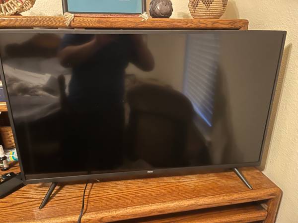 Roku TV 40 Inch, barely used, in original box 1