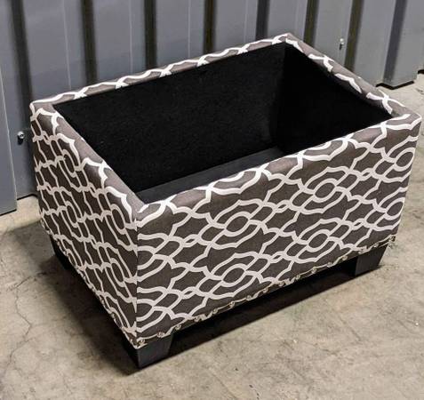 UPHOLSTERED TRUNK TOY BOX STORAGE WITH NAILHEADS ACCENTS 1