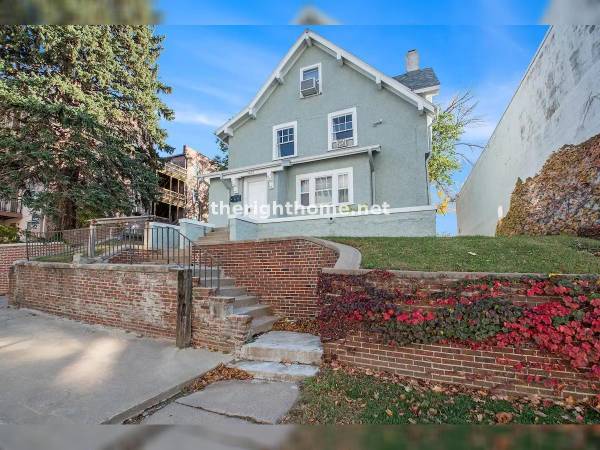 Studio Apartment 3rd Fl (3021 Harney St #3) 1