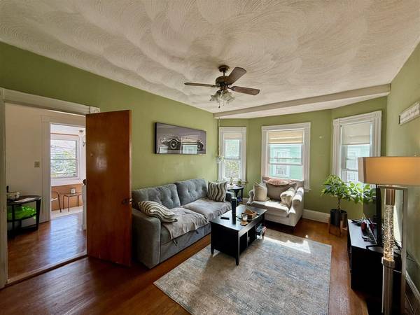 $2,600 / 2br - 1000ft2 - Teele Square 5 Room 2 Bedroom - EIK - In Unit Laundry - Dishwasher (Somerville \ Teele Sq. \ Davis Sq.)63824666402305120