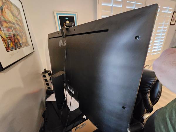 Monitor LED de 42,5" de pantalla de LG Electronics (43UD79-B) - $375 (whittier)63471349271811122
