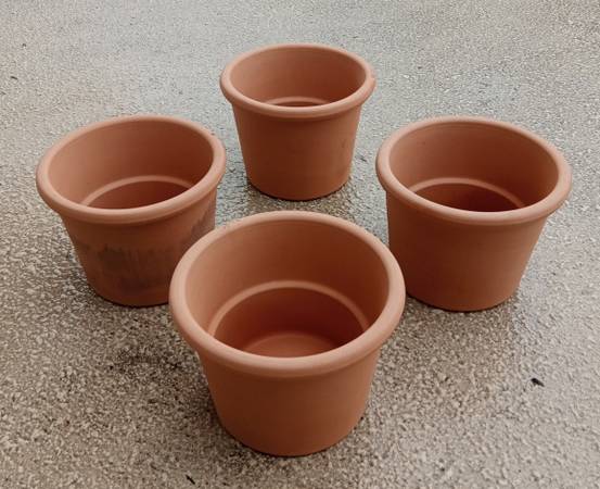 4 Terracotta Flower Pots 1