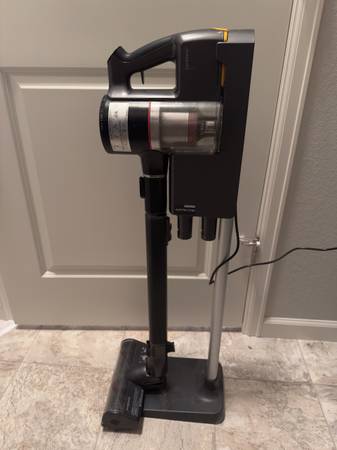 LG CordZero vacuum cleaner, two batteries/charging base/accessories 1