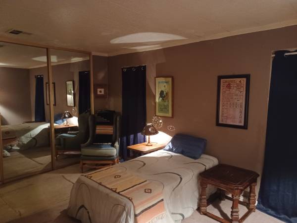 $650 / 1br - Large bedroom with private bathroom (Tucson)63674876982531122