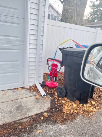 Free in alley 4500n between Kenneth/kostner 1