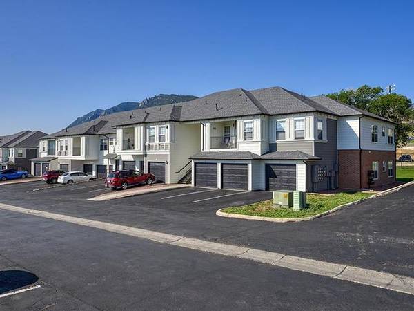 $1,435 / 1hab - 653ft2 - Garajes disponibles, Lavavajillas, Lavadora/Secadora en las unidades (Broadmoor/Straton)63658161872513121
